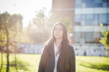 Kasabada güzel bir kız