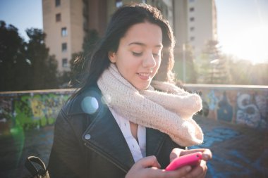 Güzel kadın ile şehir içinde smartphone