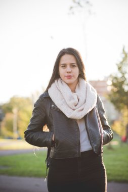 Şehirdeki genç güzel kadın