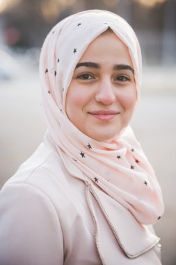 Parkta genç Müslüman kadın