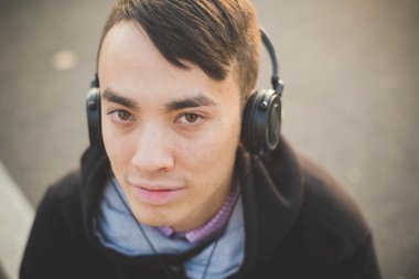 komik Asya adam müzik dinleme