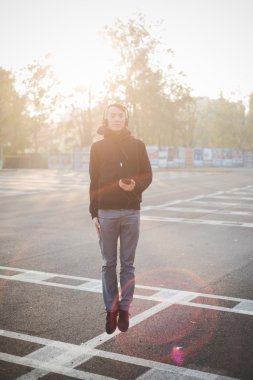 komik Asya adam müzik dinleme