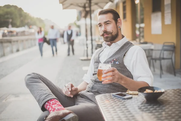 Guapo bigote grande hipster hombre — Foto de Stock