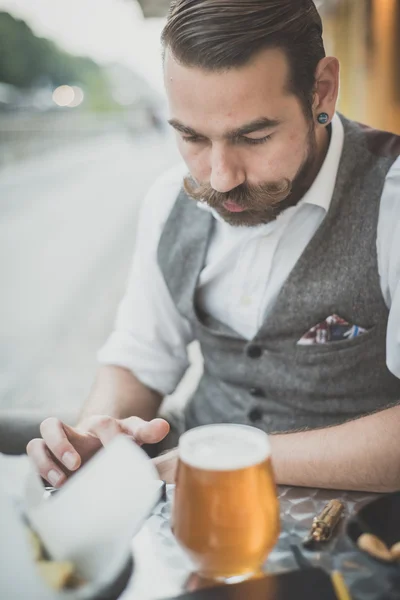 Bonito grande bigode hipster homem — Fotografia de Stock