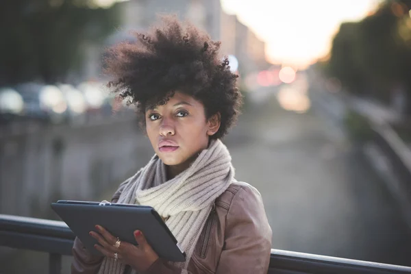 タブレットを使用して美しい黒い巻き毛のアフリカの女性 — ストック写真