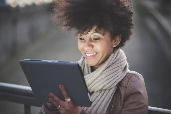 Hermoso pelo rizado negro mujer africana usando tableta — Foto de Stock