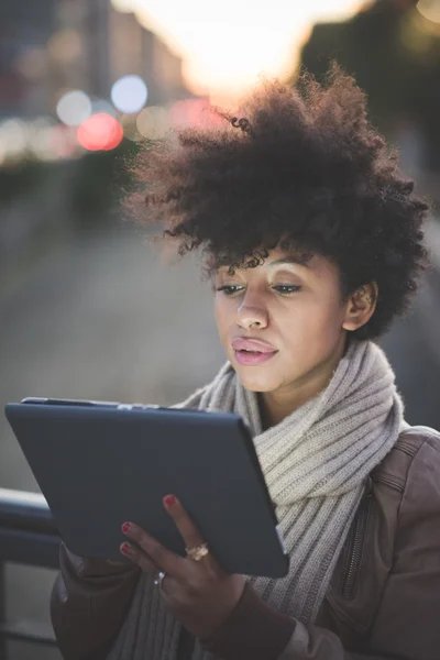 Mooie zwarte krullend haar Afrikaanse vrouw met behulp van Tablet PC — Stockfoto