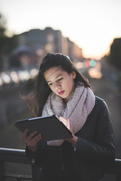 Menina bonita usando tablet — Fotografia de Stock