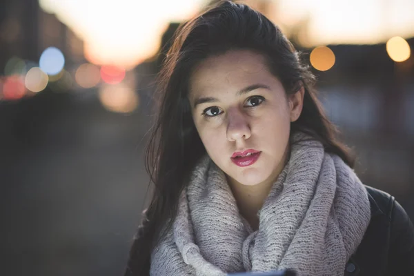 Giovane bella donna in città — Foto Stock