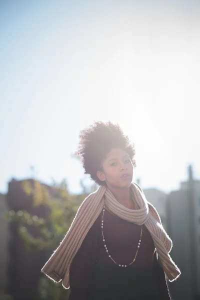 Donna africana in città — Foto Stock