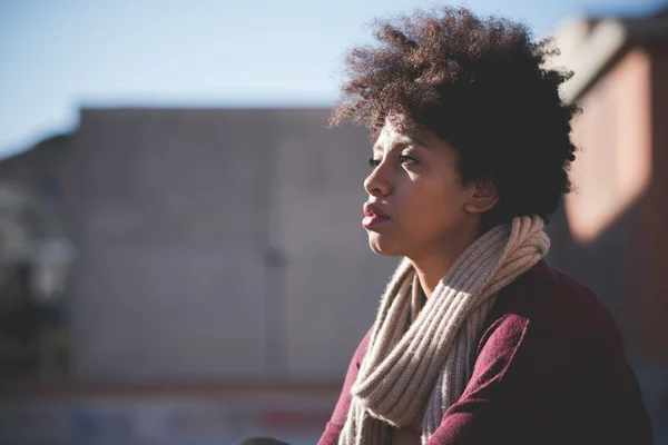 Afrikaanse vrouw in stad — Stockfoto