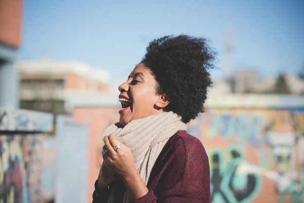 Afrikaanse vrouw in stad — Stockfoto