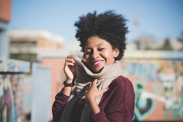 Afrikaanse vrouw in stad — Stockfoto