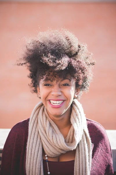 Afrikanerin in der Stadt — Stockfoto