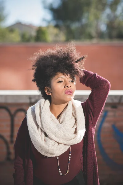 Mujer africana en la ciudad — Foto de Stock