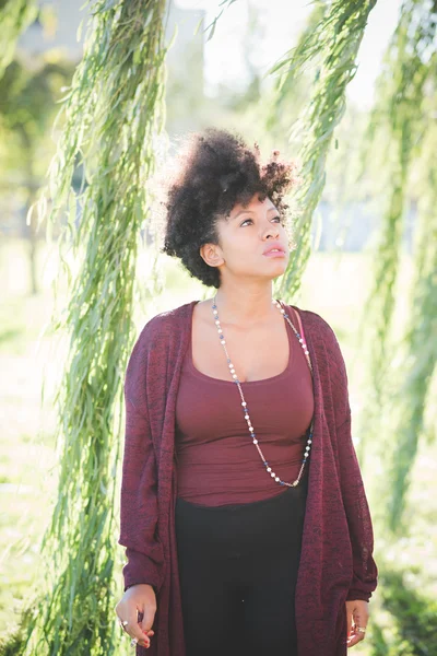 Afrikaanse vrouw in park — Stockfoto