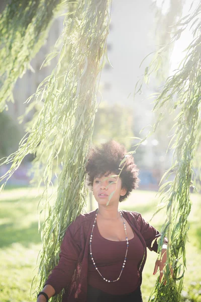 Afrikaanse vrouw in park — Stockfoto