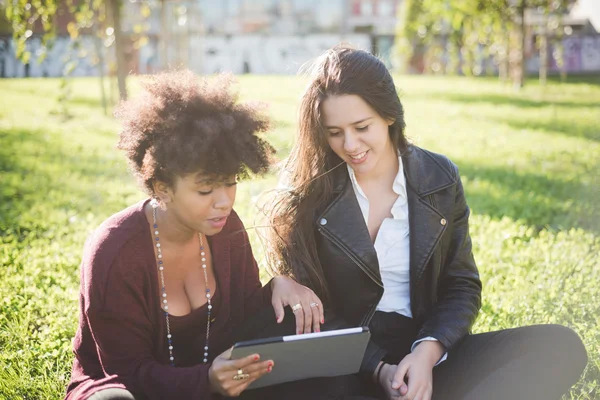 Two multiethnic girls with tablet — Stock Photo, Image