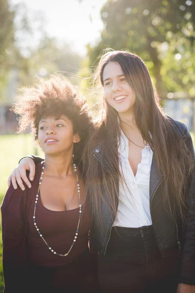 Dos chicas multiétnicas en la ciudad — Foto de Stock