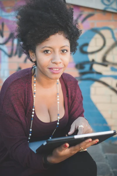 Mujer africana usando tableta — Foto de Stock