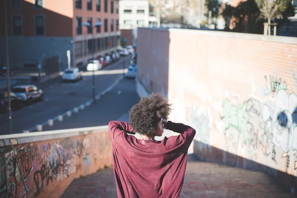 Menina negra bonita na cidade — Fotografia de Stock