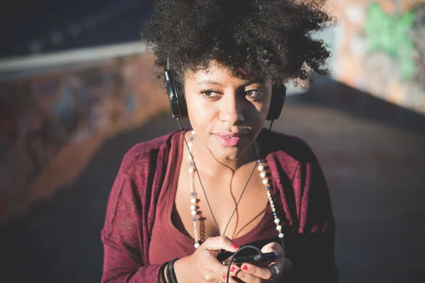 Afrikaanse vrouw luisteren muziek — Stockfoto