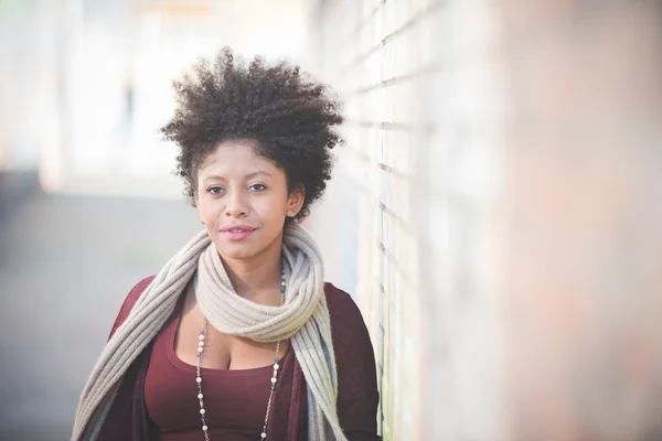 Afrikaanse vrouw in stad — Stockfoto