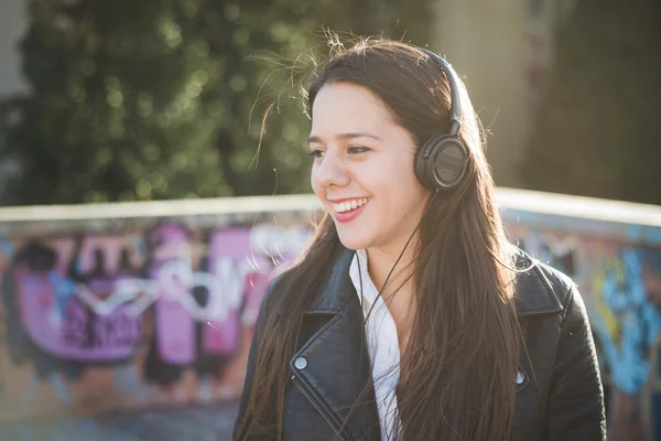 Νεαρό κορίτσι στην πόλη ακούγοντας μουσική — Φωτογραφία Αρχείου