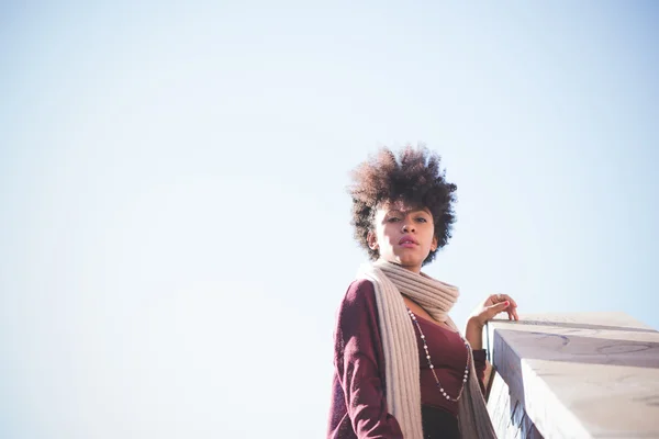 Afrikaanse vrouw in stad — Stockfoto