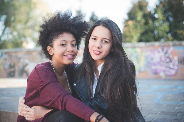 Due ragazze multietniche in città — Foto Stock