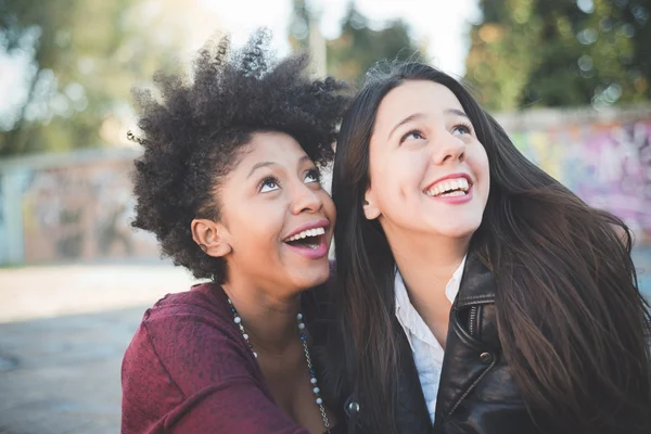 Two multiethnic girls in city — Stock Photo, Image