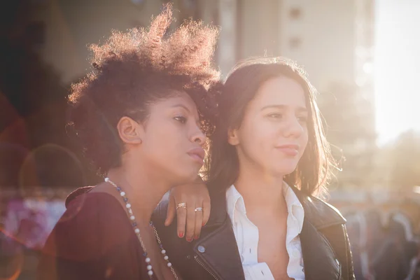 Two multiethnic girls in city — Stock Photo, Image