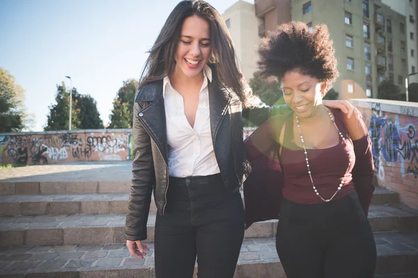 Duas meninas multiétnicas na cidade — Fotografia de Stock