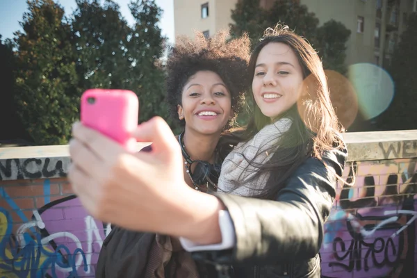 Two multiethnic girls taking selfie — Stock Photo, Image
