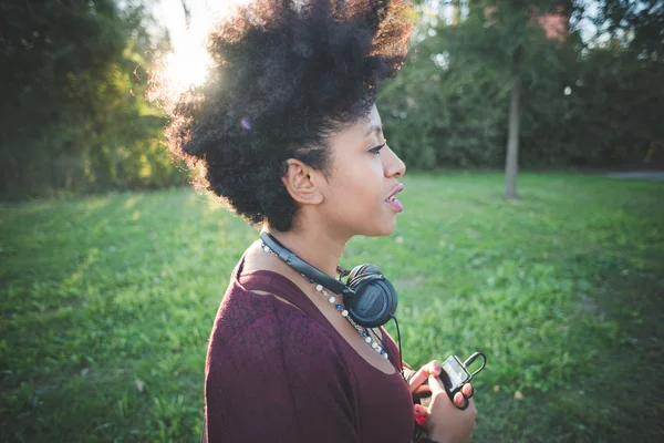 Mujer africana escuchando música — Foto de Stock