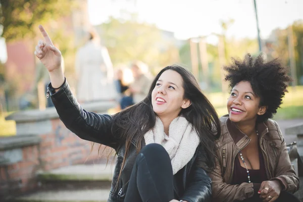 Two multiethnic girls in city — Stock Photo, Image