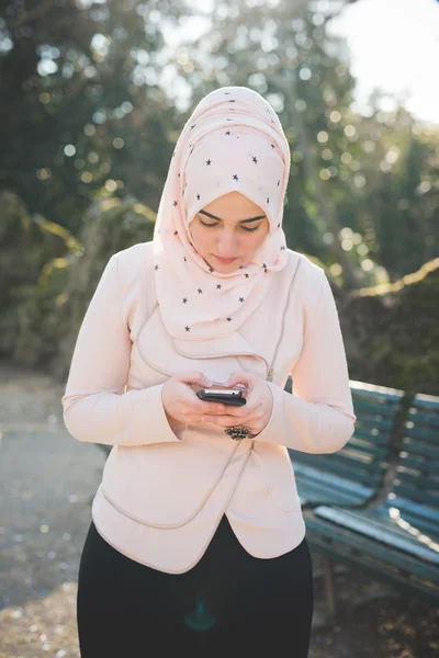 Muzułmanka z smartphone — Zdjęcie stockowe