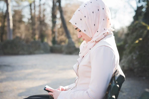Wanita Muslim Dengan Smartphone — Stok Foto
