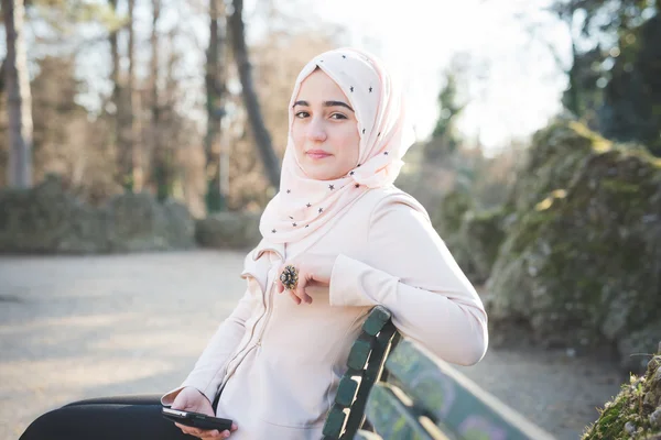 随着智能手机的穆斯林女人 — 图库照片