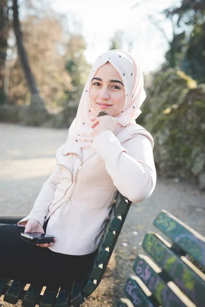 Moslimvrouw met smartphone — Stockfoto