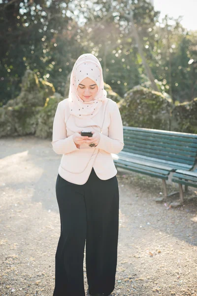 Mujer musulmana con Smartphone —  Fotos de Stock
