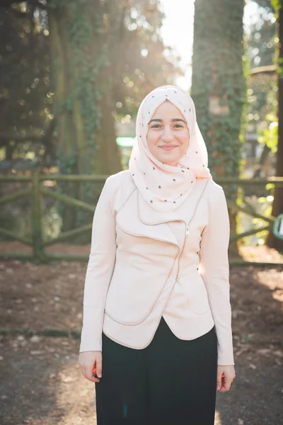 Wanita muslim muda di taman — Stok Foto