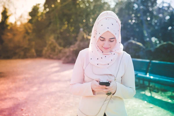 Jovem bela mulher muçulmana no parque — Fotografia de Stock