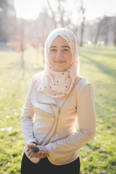 Jovem mulher muçulmana no parque — Fotografia de Stock
