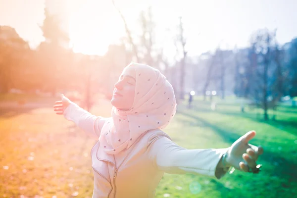 Jonge moslimvrouw in park — Stockfoto