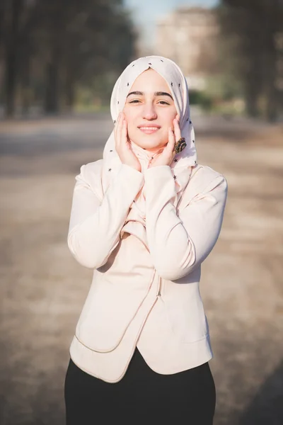 Wanita muslim muda di taman — Stok Foto