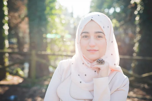 Ung muslimsk kvinna i park — Stockfoto