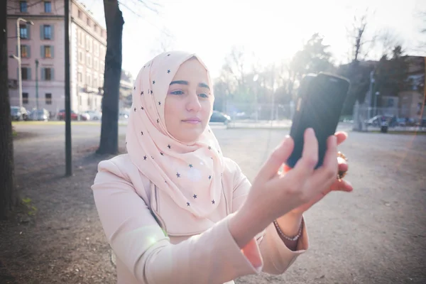 Muslim wanita cantik membuat selfie — Stok Foto