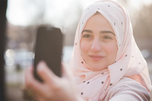 Mooie Moslimvrouw maken selfie — Stockfoto