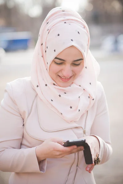 Mulher muçulmana com Smartphone — Fotografia de Stock